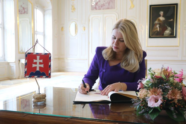 Preşedinta Slovaciei avertizează că premierul Robert Fico testează “limitele democraţiei” şi îl compară cu Viktor Orban