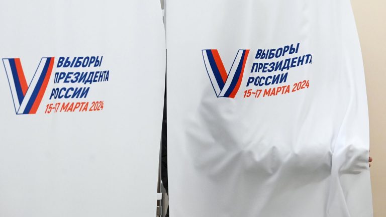 AFP: O femeie, condamnată la închisoare pentru că a scris pe buletin „Nu războiului” la alegerile prezidențiale din Rusia