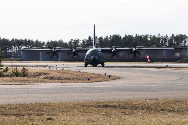 DPA: Primul avion german cu ajutoare umanitare pentru civilii din Fâşia Gaza a aterizat în Iordania