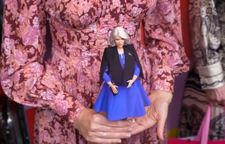VIDEO | Regina Camilla a primit propria păpuşă Barbie: „Mi-aţi luat cam 50 de ani din viaţa mea”