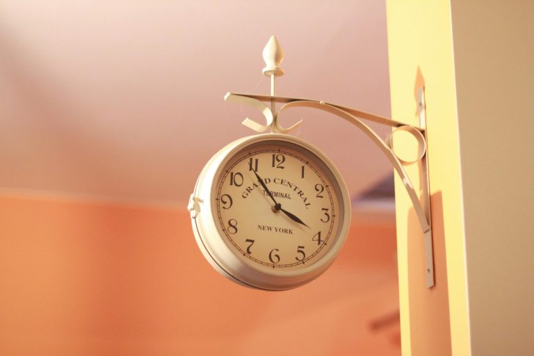 România trece la ”ora de iarnă”/ Ceasurile se dau înapoi cu o oră
