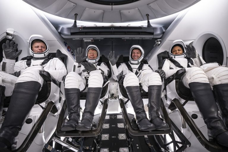 AFP: Trei astronauţi americani şi un cosmonaut rus vor decola în această noapte din Florida spre Staţia Spaţială Internaţională