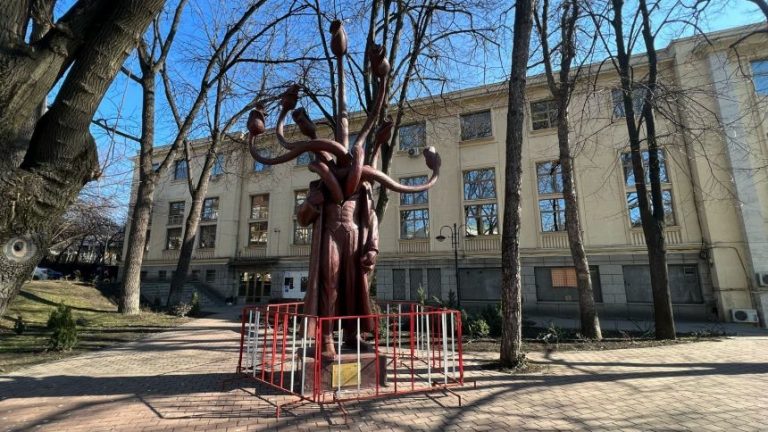Sculptura „Hidra”, vandalizată la Iași, este scoasă la licitație