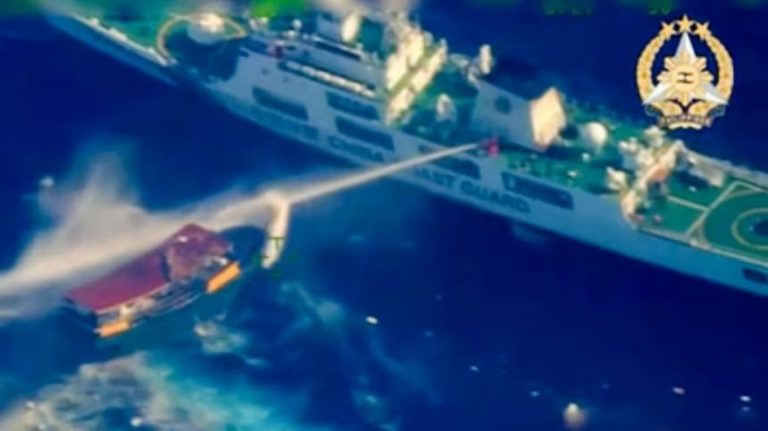 Nave filipineze atacate cu tunuri cu apă de Garda de coastă a Chinei