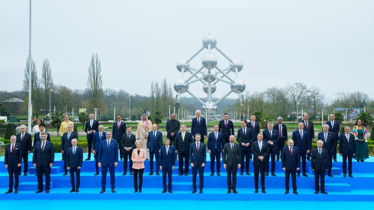 Iohannis, la Bruxelles: Voi insista pe urgenţa sprijinului militar pentru Ucraina
