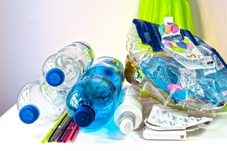VIDEO | Plasticul, o problemă majoră pentru planetă. Cum o rezolvăm