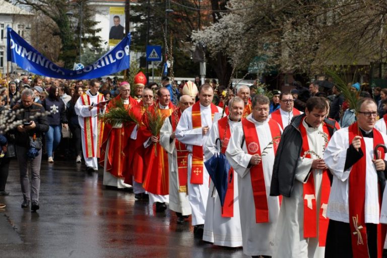 Procesiune de Floriile romano-catolice, duminică în București. Care este traseul credincioșilor