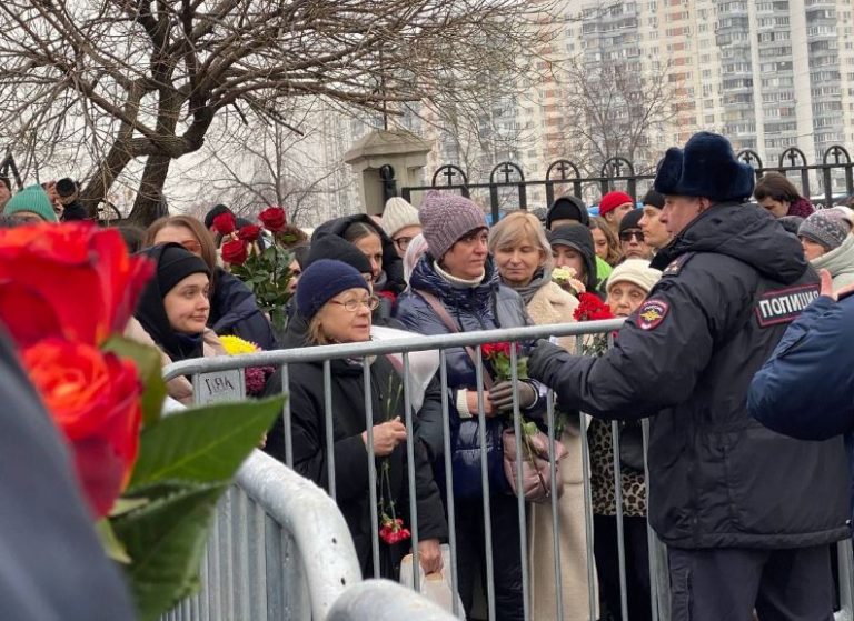Mulţimea a scandat ”Nu războiului!” în faţa cimitirului unde a fost înmormântat Aleksei Navalnîi