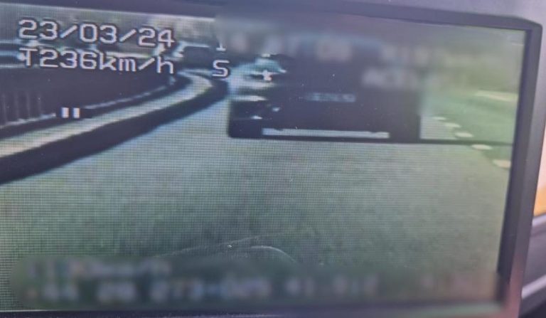Vloggerul Selly, prins conducând cu 236 de kilometri pe oră