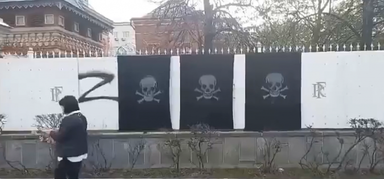 VIDEO | Ambasada Franţei din centrul Moscovei vandalizată cu graffiti cu capete de mort şi un ”z”, simbolul invaziei ruse a Ucrainei