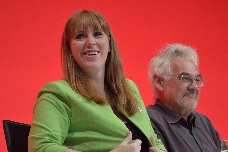 Numărul doi în Partidul Laburist, Angela Rayner, anchetată de poliţie, acuzată de deputaţi conservatori că a dat informaţii false la vânzarea locuinţei, în urmă cu zece ani, pentru a evita să plătească impozite