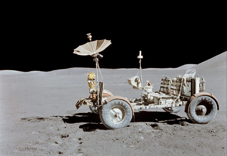NASA a selectat trei companii pentru construcţia unor prototipuri de vehicule lunare