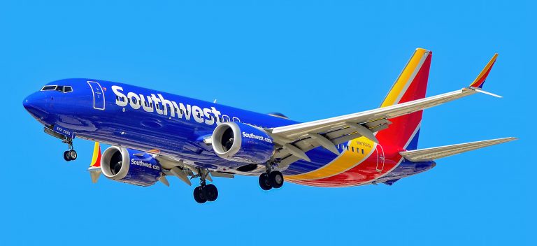 FOTO | FAA va efectua investigații după ce carcasa unui motor al unui avion Boeing 737-800 s-a rupt la decolare
