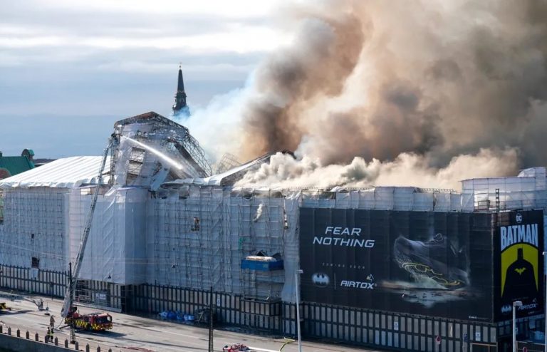 Danemarca | Faţada calcinată a vechii Burse din Copenhaga s-a prăbuşit