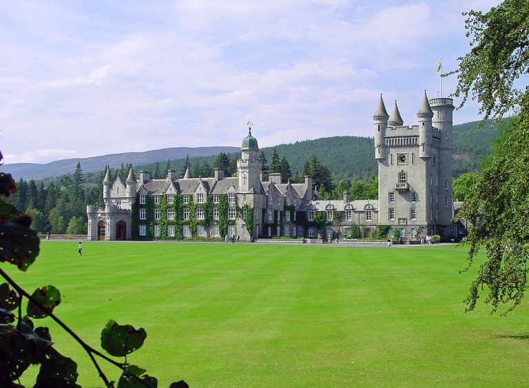 FOTO | Castelul Balmoral, una dintre reşedinţele preferate ale reginei Elizabeth II, se deschide în premieră pentru public