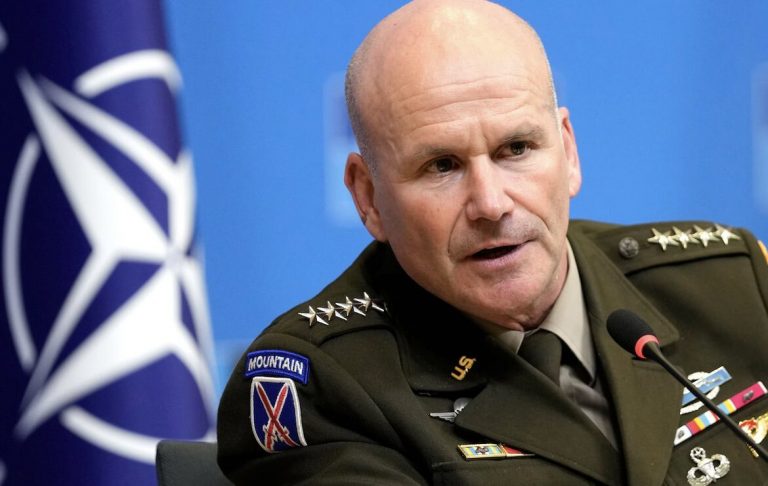 Comandantul NATO în Europa spune că numărul de soldaţi ruşi este insuficient pentru a face progrese la Harkov