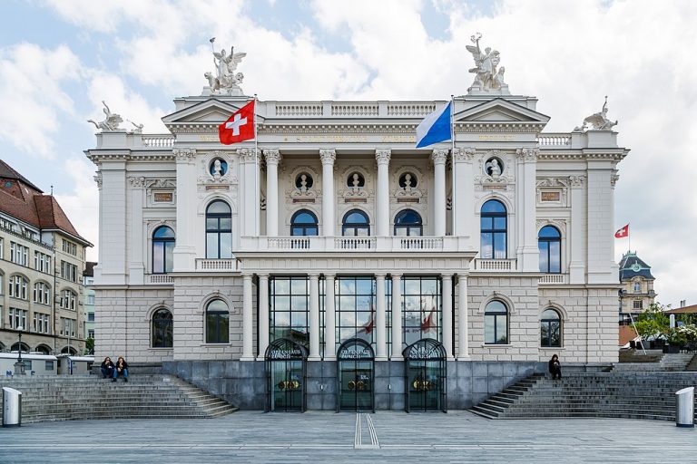 Elveţia ar putea organiza un referendum asupra neutralităţii în politica externă, după ce o iniţiativă a obţinut semnăturile necesare