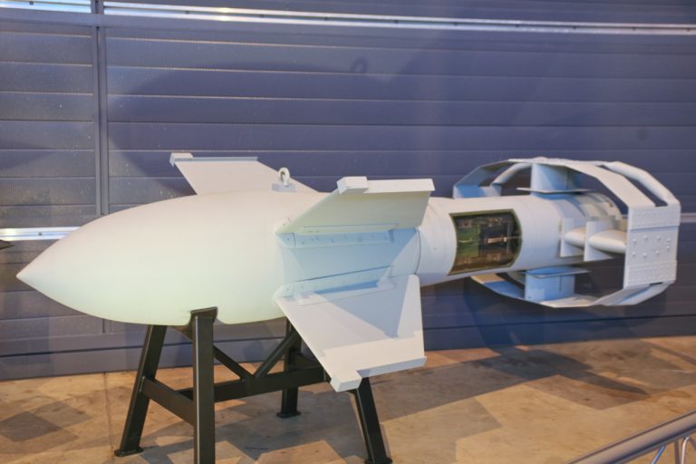 Este această bombă stupidă de modă veche cea mai eficientă armă a Rusiei pe frontul din Ucraina?