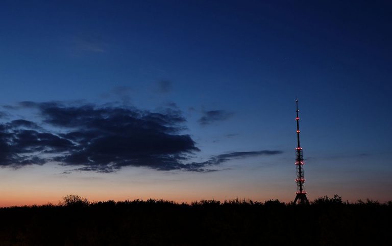 VIDEO | Partea superioară a turnului de televiziune din Harkov s-a prăbuşit după un atac cu rachetă al Rusiei
