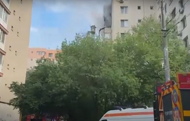 VIDEO | Două persoane au decedat în urma unui incendiu izbucnit la un bloc de pe Bulevardul 1 Decembrie 1918 din București