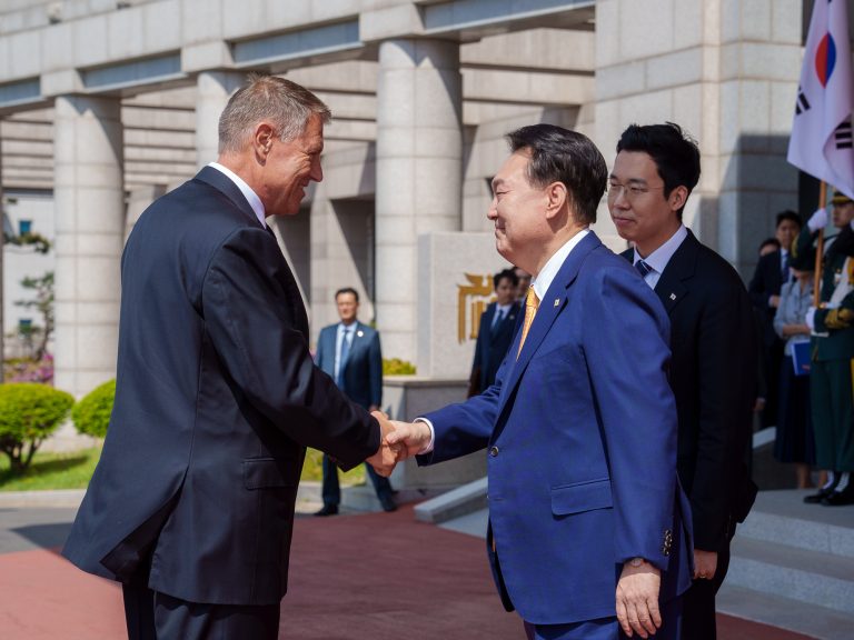 Președintele Iohannis, primit de omologul sud-coreean: Suntem hotărâţi să extindem cooperarea bilaterală, pe baza unui Parteneriat strategic solid