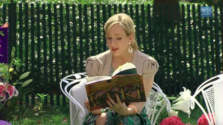Guvernul britanic susţine că J.K. Rowling nu ar trebui arestată pentru opiniile sale faţă de persoanele transsexuale