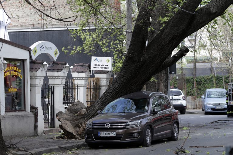 Aproape 100 de mașini avariate în București