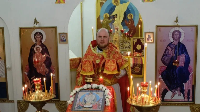 Sfântul Alexei. Preotul rus alungat de regim vorbește de nebunia lui Putin, boala Rusiei și sfințenia lui Navalnîi