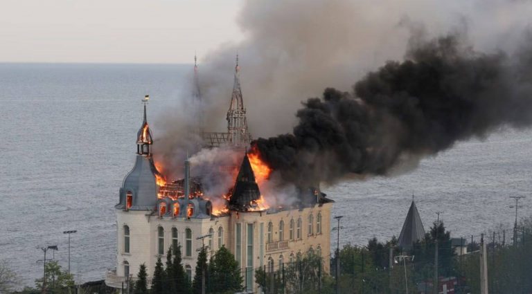 VIDEO | Patru morţi şi aproape 30 de răniţi în Odesa, după ce o rachetă rusă a lovit o instituţie de învăţământ