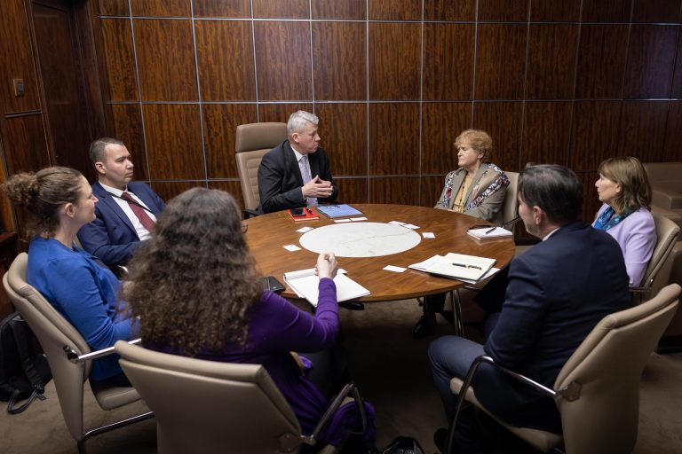 Ministrul de Interne, Cătălin Predoiu, a discutat cu ambasadoarea SUA la Bucureşti şi cu trimisul special al Departamentului de Stat despre prevenirea şi combaterea antisemitismului