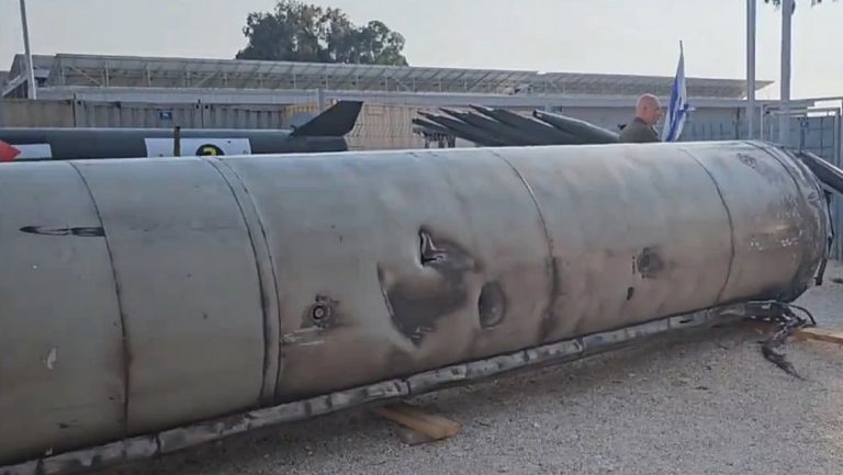 VIDEO | Armata israeliană a arătat jurnaliştilor rămăşiţele unei masive rachete balistice iraniene, care a fost interceptată în timpul atacului de sâmbătă noaptea