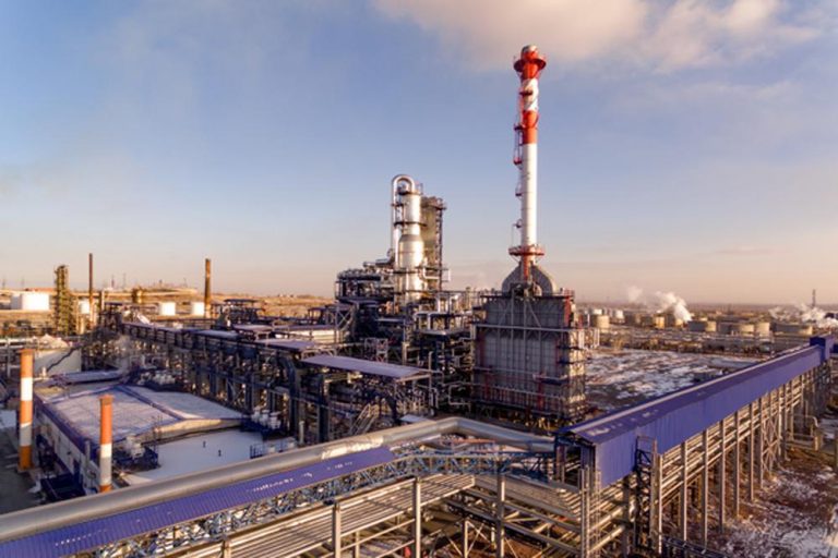 Rafinăria de petrol Orsk din Rusia şi-a suspendat operaţiunile duminică, după ce inundațiile au dus la ruperea unui baraj din regiune