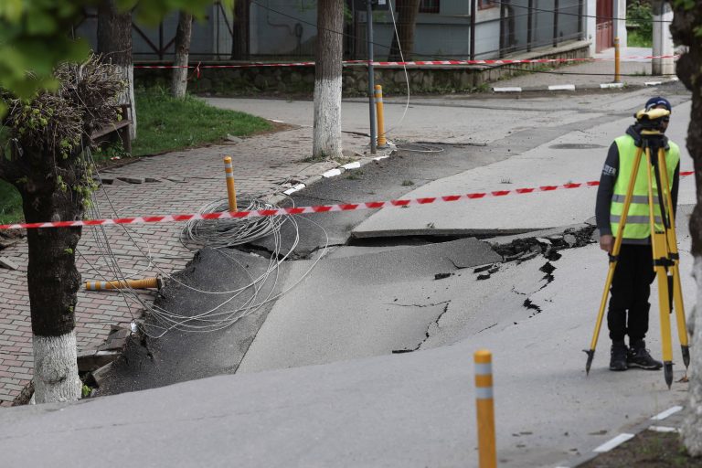 Prefectul de Prahova: Se impun măsuri suplimentare de evacuare în zona străzii surpate din Slănic