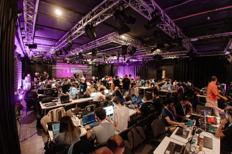 O echipă de programatori români a dezvoltat o soluţie software bazată pe tehnologii de recunoaştere a vocii şi inteligenţă artificială