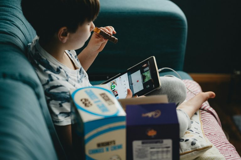 Ce efect are asupra copiilor timpul petrecut în fața ecranului? Tot mai multe cereri restricționare a accesului tinerilor la telefoane și social media