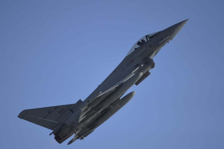Treizeci de avioane militare chineze, detectate în jurul Taiwanului în 24 de ore