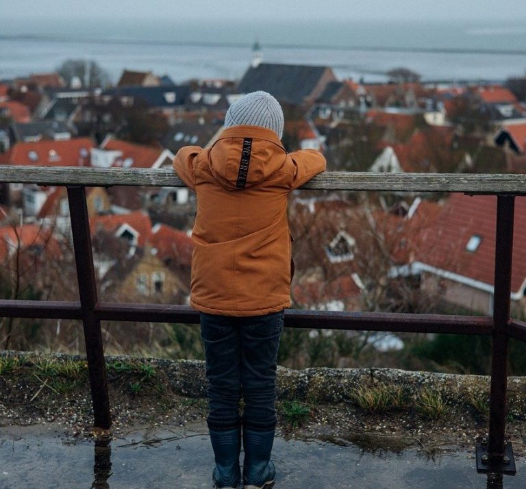 Un băiețel din Gorj, vândut de părinți pentru câteva sute de lei / A fost scos ilegal din țară și dus în Germania / Copilul, preluat de autorităţile germane
