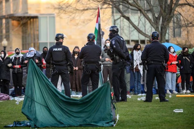 Aproape 200 de manifestanţi pro-palestinieni au fost arestați în trei campusuri americane