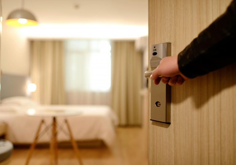 Cât vor românii să plătească pentru cazare în perioada minivacanței de Paște / Ce preferă ei între hoteluri şi pensiuni