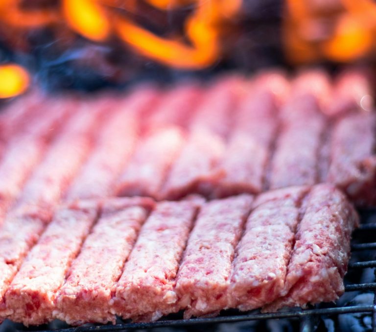 Recomandările ANPC pentru 1 Mai: Evitaţi achiziţia de carne tocată din locuri neautorizate