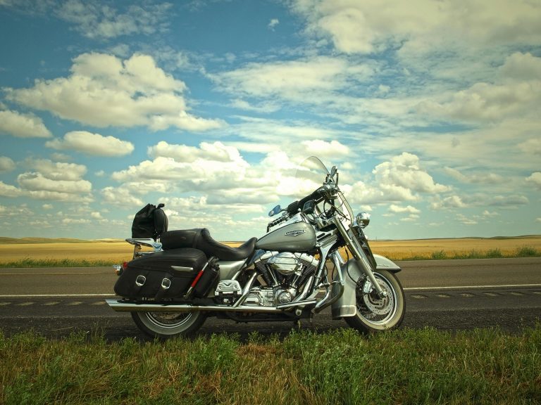 Mopedele şi motocicletele, exceptate de la obligaţia de a fi dotate cu trusă medicală, triunghiuri reflectorizante şi extinctor / Legea a fost promulgată