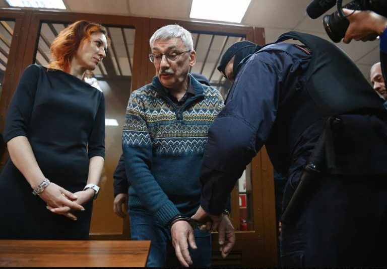 INFO RUSIA | Piese din Europa pentru navele rusești / Veteran al drepturilor omului, torturat / Abibas se întoarce / Criza cărbunelui / Morții de la inundații, ascunși