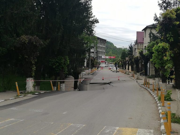Stradă surpată în Slănic, Prahova: Craterul s-ar fi extins peste noapte