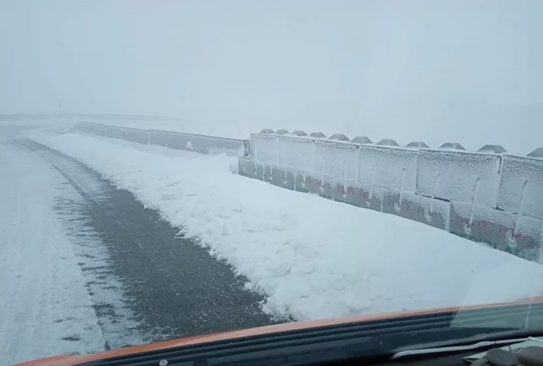 VIDEO | Ninge pe Transalpina. Avertismentul drumarilor pentru șoferi