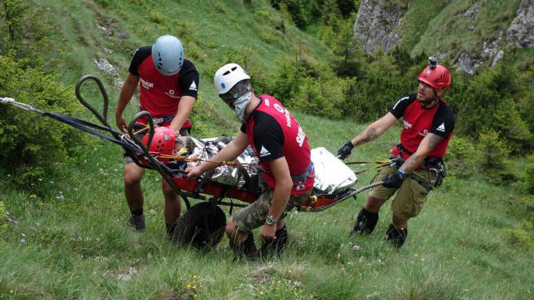 Romanian mountain rescuers save two ‘stranded and exhausted’ Ukrainians