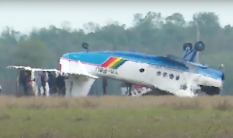 VIDEO | Un avion tip AN-2 a capotat în timpul rulajului pe aerodrom, după aterizare, în Județul Buzău