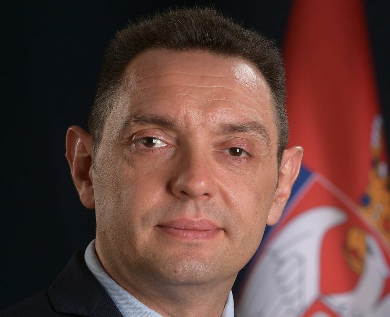 Vicepremierul Serbiei spune că spionii ruşi au ajutat Belgradul să reprime protestele