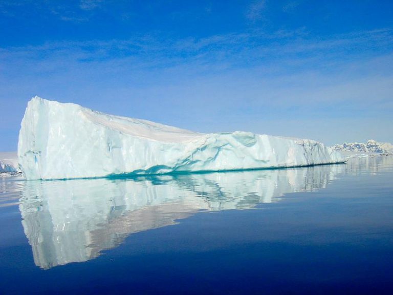 Un aisberg de mari dimensiuni s-a desprins din banchiza Brunt, în Antarctica