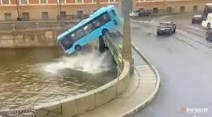 VIDEO | Șapte pasageri aflați într-un autobuz care a căzut în apă, la Sankt Petersburg, au murit/ Accidentul a fost surprins de camerele de supraveghere