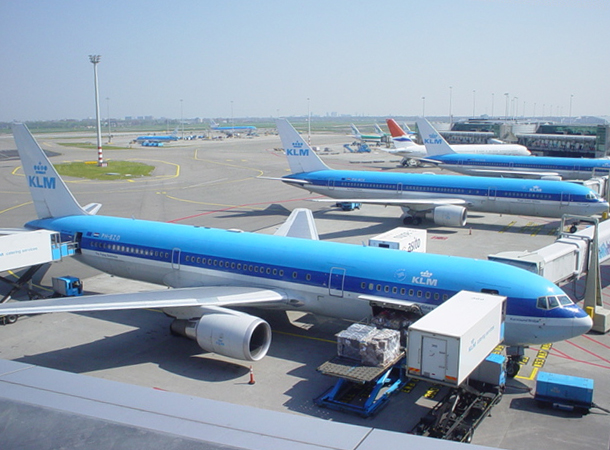 VIDEO | O persoană a fost aspirată de motorul pornit al unui avion pe aeroportul Schiphol din Amsterdam